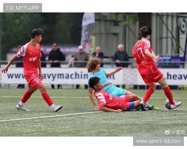 记者：U16国少球员邝兆镭正在大连英博进行第二阶段的试训
